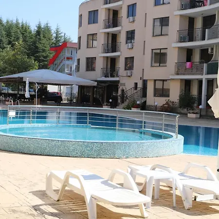 Menada Avalon ساني بيتش